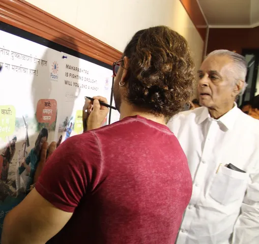 Aamir Khan visits College to pin up call to action poster of Paani Foundation