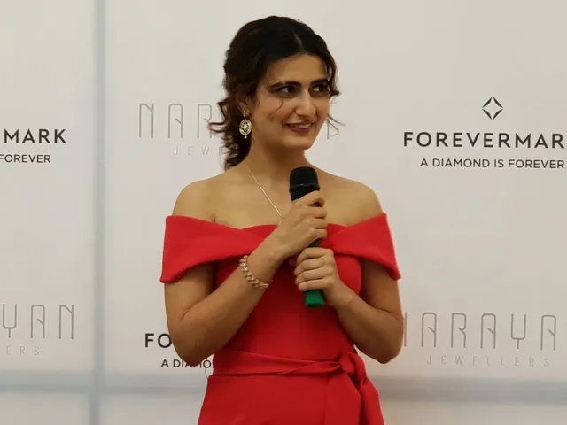 Working with legendary Amitabh Bachchan is a life time experience: Fatima Sana Sheikh