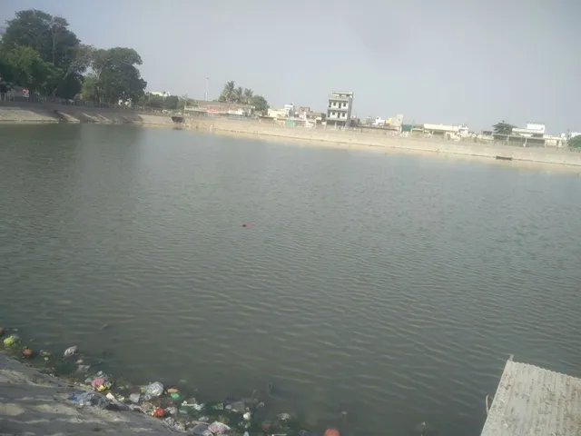Youth commits suicide in Vadodara
