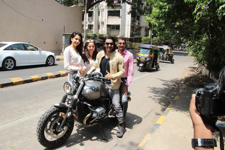 Paltan cast Arjun Rampal, Gurmeet Choudhary and others have a gala time over lunch in the city!