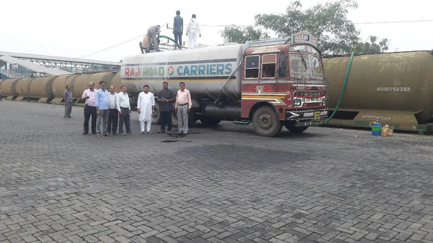 Western Railway sends 9 lakh liters to flood-affected kerala by special water train