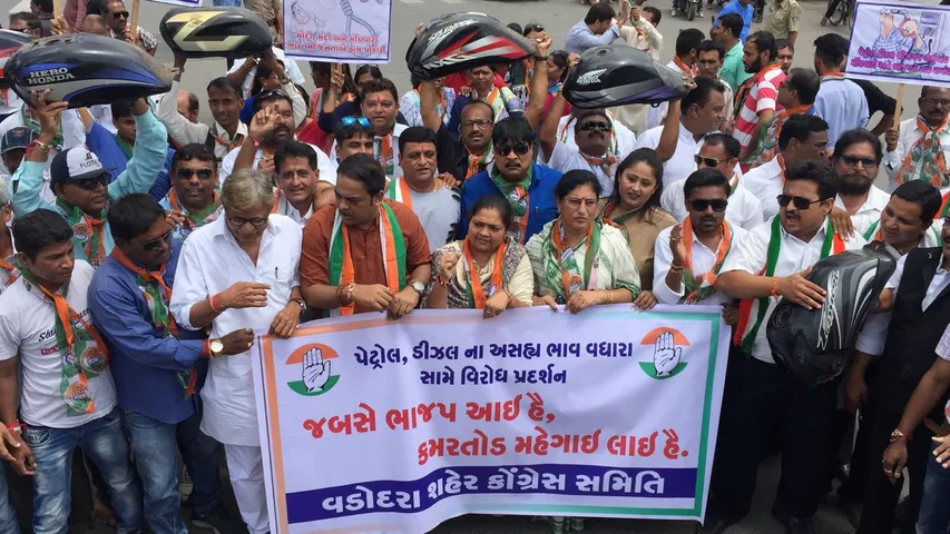 Vadodara Congress protest against rising fuel prices