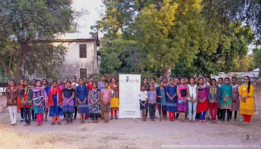 SahityaMitra Chaiti Vinod Salunke shared the poem in a story form ‘Chalo Maniye Kasumbi No Rang’ by Jhaverchand Meghani