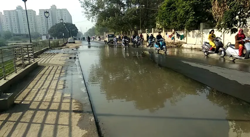 Thousand litres of water wasted due to leakage in water pipeline near Gotri water tank