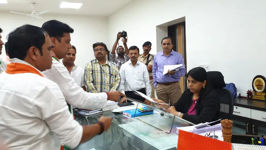 Vadodara Congress gives the first complaint of BJP violation of election code of conduct