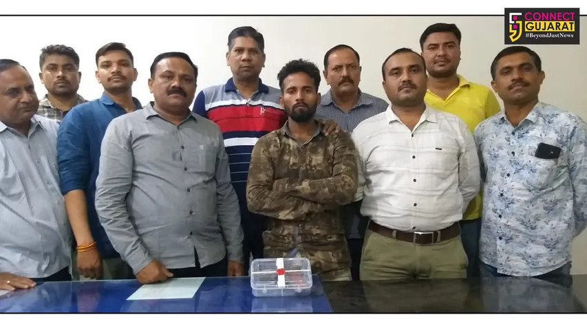 Vadodara SOG arrested two in separate cases with mouzers