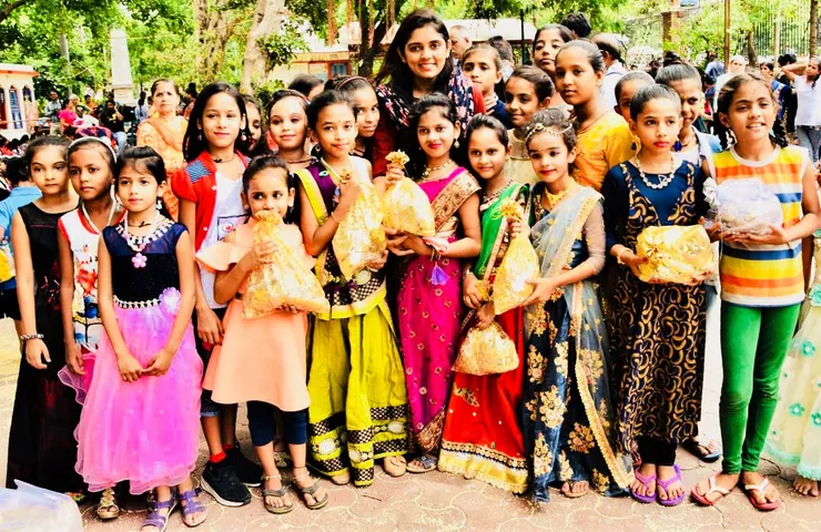 Social worker Nishita Rajput distributes dryfruits to fasting girls in Vadodara