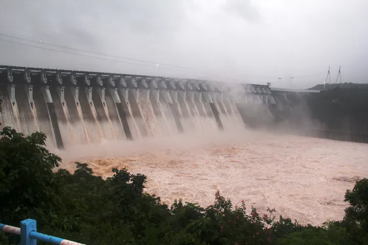 23 gates open 3.70 m leaving 5,52,290 cusecs of water in Narmada river
