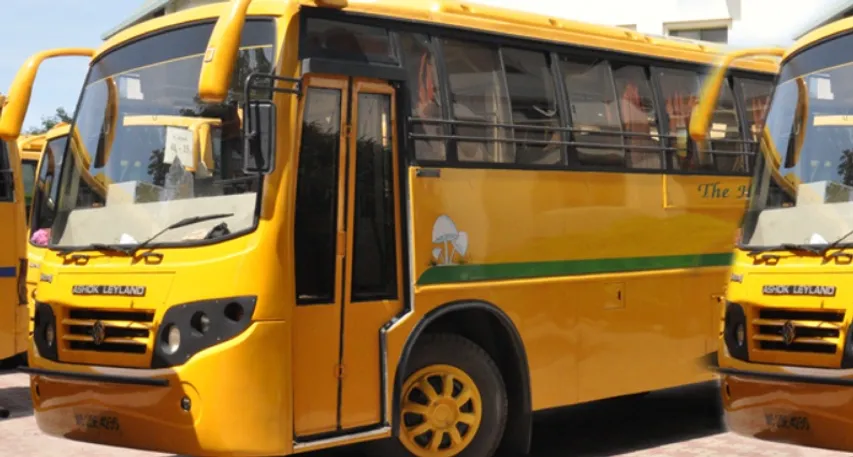 Kolkata: Eight children injured as school bus hits the lamp post