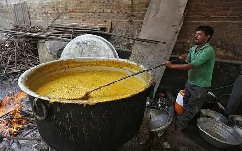 Mid-Day Meal: Three-year-old girl died after falling in boiling pot in UP school