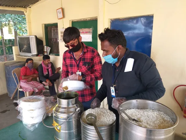 Deepak Foundation team distributing food to stranded migrant workers, truck drivers and labourers