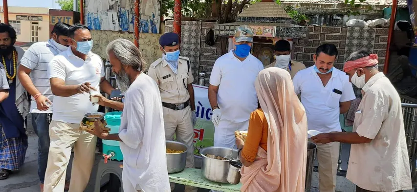 WR and IRCTC continue to feed the needy persons during lockdown