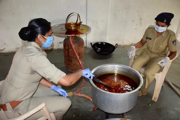 Vadodara city police starts Police Kitchen to provide food to needy people