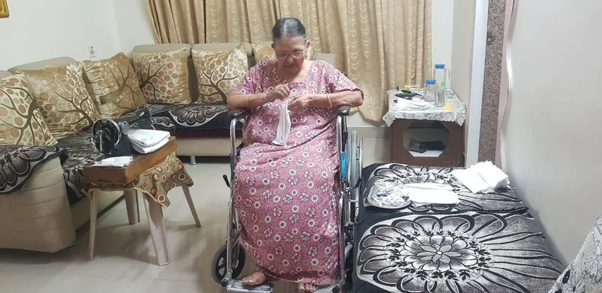 85 yrs lady makes homemade masks for local residents and railway employees