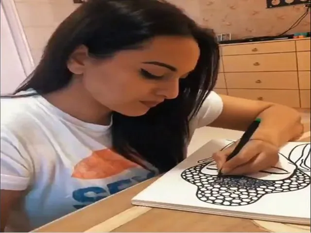 Sonakshi auctions her piece of art to Help Migrants