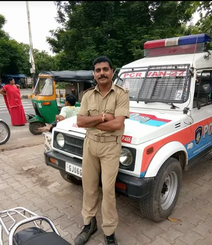 Vadodara Manjalpur police busted a gambling den in their area and arrested 11 gamblers which include a police jawan working in their own police station