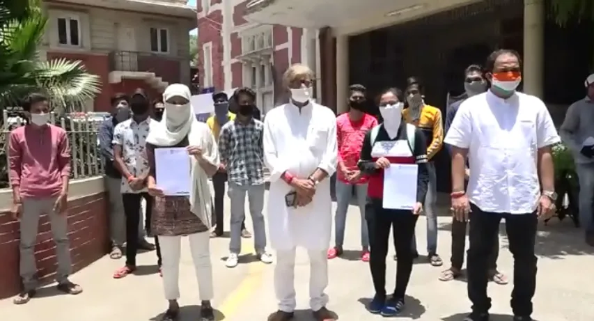 Employees working on contract with Inox Private Limited gives memorandum to Vadodara collector