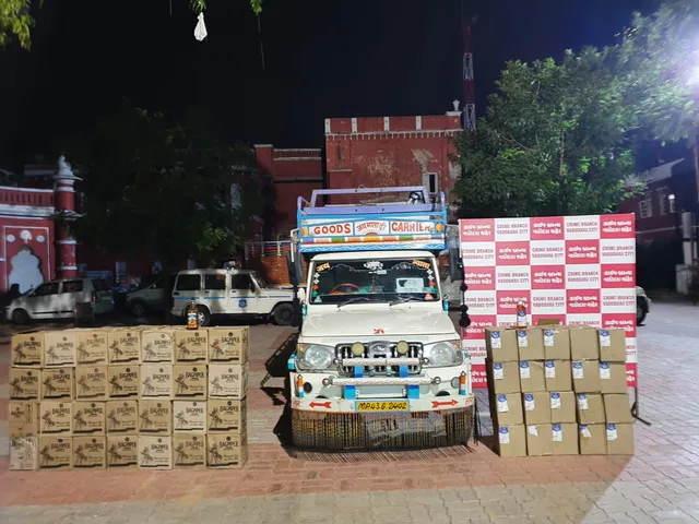 Vadodara crime branch caught foreign liquor lying abandoned in pickup van near Kapurai Bridge