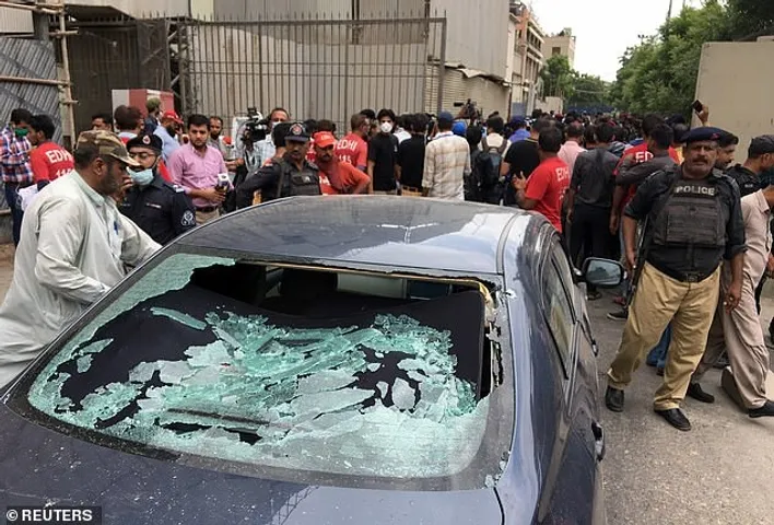 Karachi stock exchange building attack: 2 civilians, 4 gunmen dead