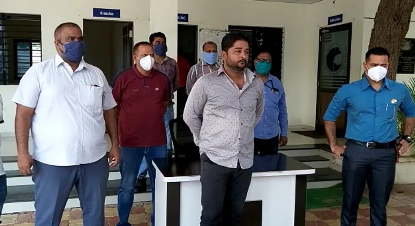 Vadodara SOG arrested one for duplicating engine oils of branded companies
