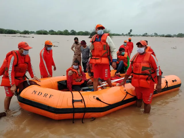 06 BN NDRF team rescued two trapped persons in Jamnagar