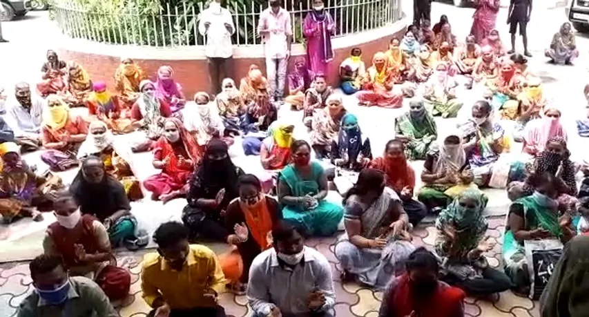 Sanjaynagar residents gives memorandum to district collector regarding their demands