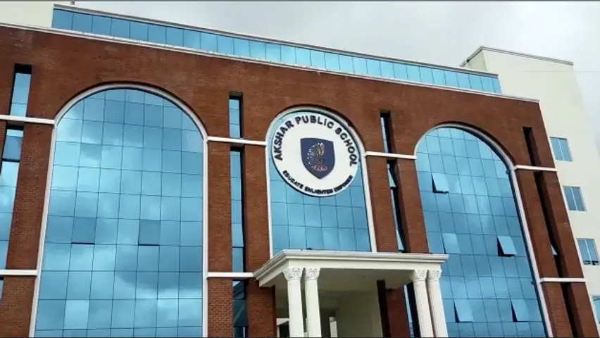 Parents protest as Akshar Public School stop online education