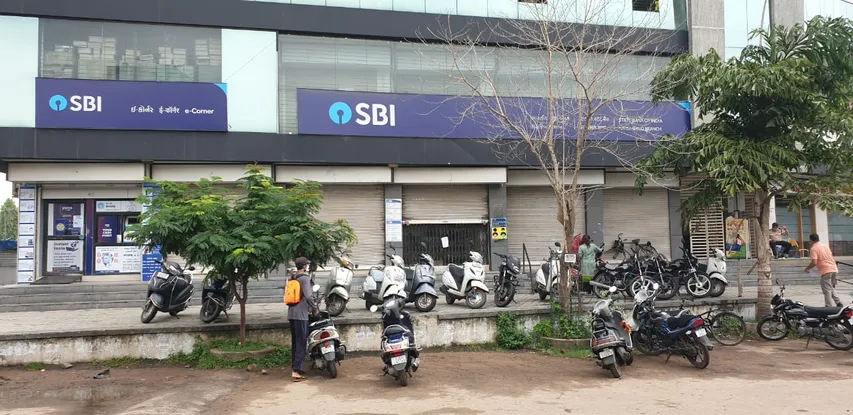 Karelibaug branch of SBI bank closed after employee tested positive of Coronavirus