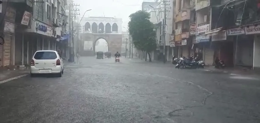 Normal life out of gear due to heavy rains in Vadodara