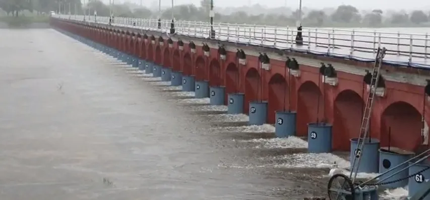 Youth jumped inside the Vishwamitri river on Saturday afternoon