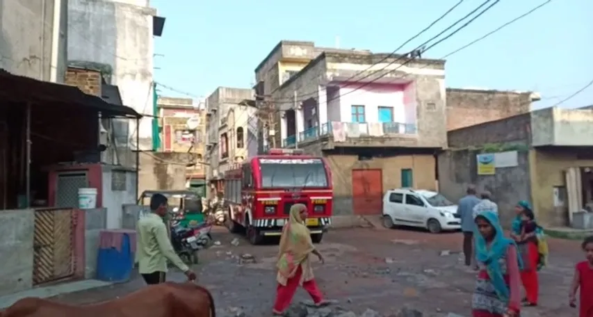 Three died and one injured in building collapse in Vadodara