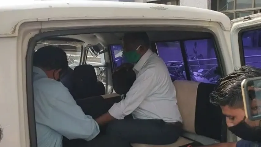 Padra Mamlatdar and Deputy Mamlatdar caught by ACB for taking bribe