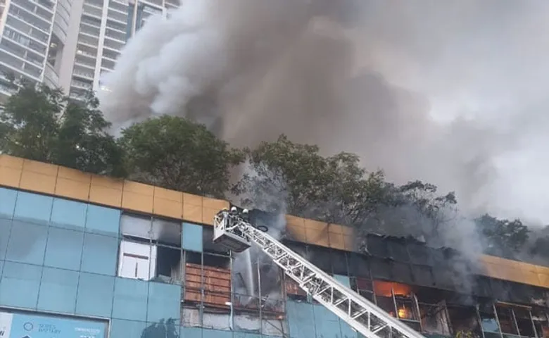 250 Mumbai fire fighters struggle to put out blaze at city mall