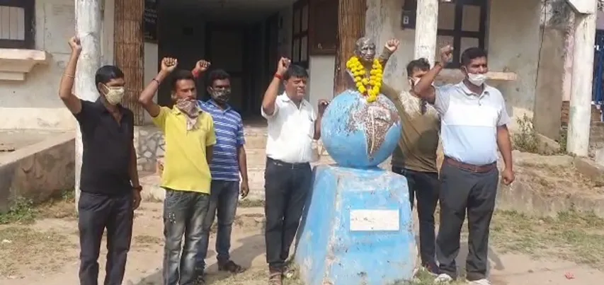 Sardar Vallabhbhai Patel bust lies dilapidated outside Harni Talati office in Vadodara