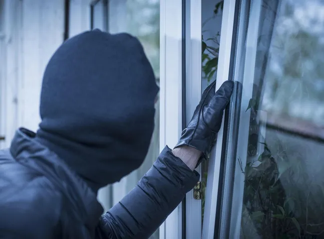 Thieves strikes at Play Center on Ajwa Road in Vadodara