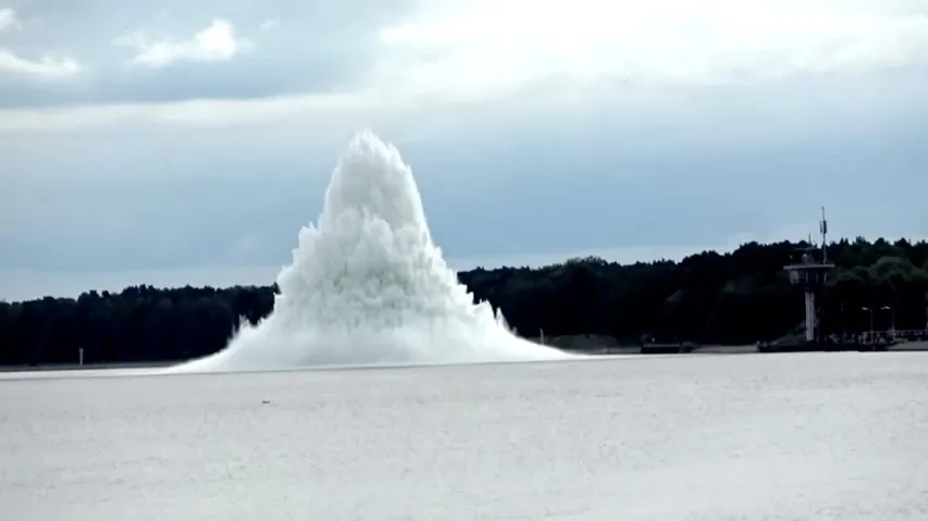 British World War II bomb weighing over 5000 kg explodes underwater in Poland