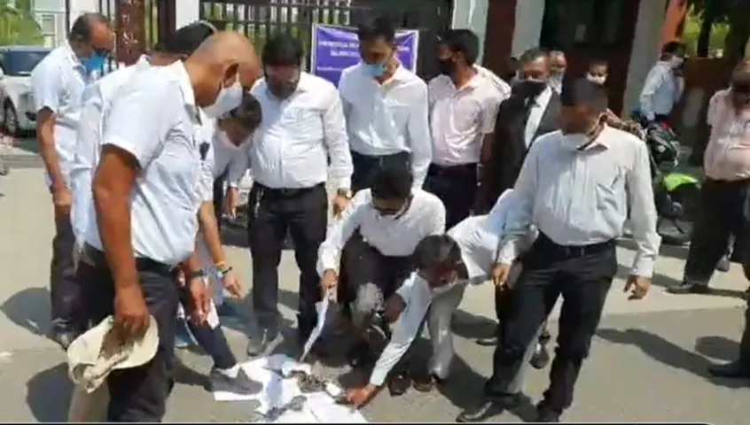 Vadodara lawyers protest against the circular of given Talati the power of taking oath