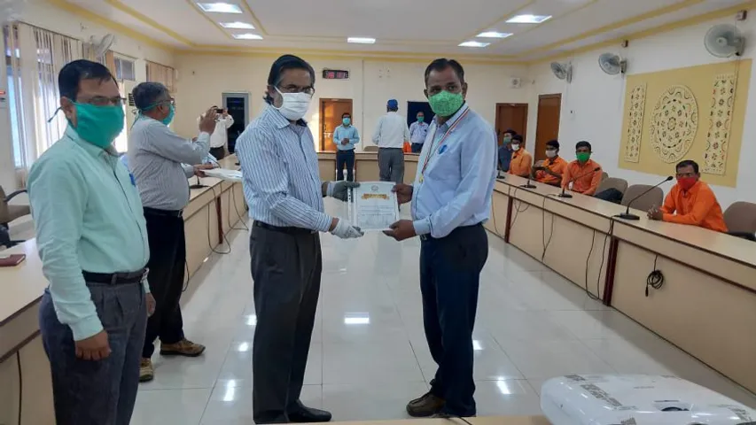 General Manager of Western Railway felicitated Vadodara Divisional Railway Personnel with Safety Award