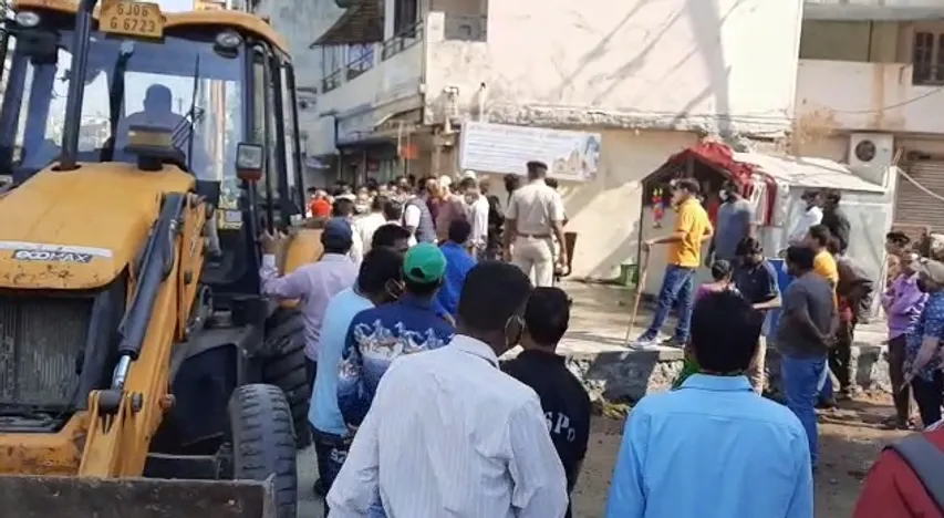 Locals protest over demolition of Ganpati temple in Vadodara