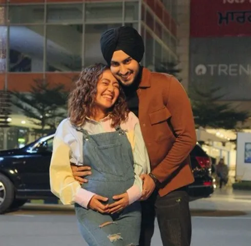 Neha Kakkar shows off pregnant belly in new pic with Rohanpreet Singh
