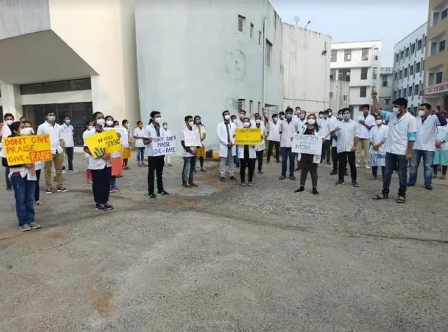 Strike continues for the third day by intern doctors in Vadodara