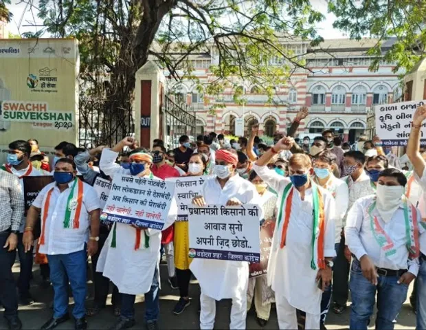 Vadodara Congress staged demonstration at Collectorate in support of farmers Movement
