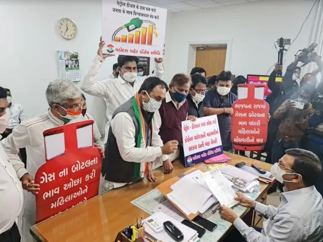 Vadodara Congress gives memorandum to Collector on its foundation day