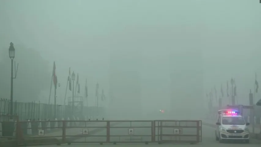 Dense fog engulfs Delhi-NCR, visibility drops