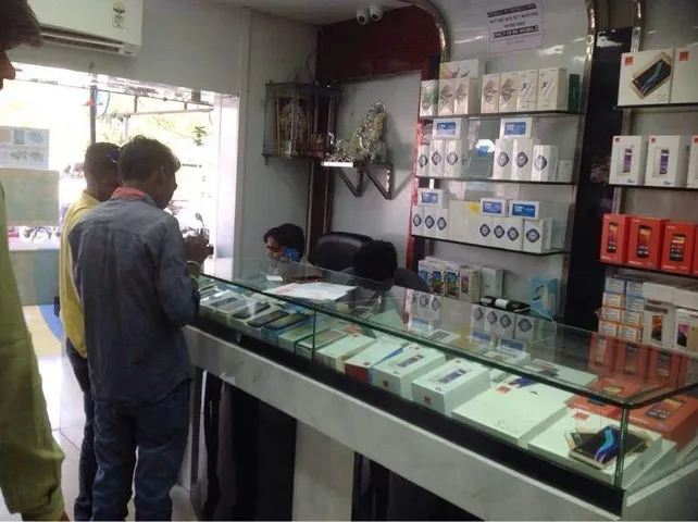 Cheating complaint against store manager of popular S.K. mobile in Vadodara