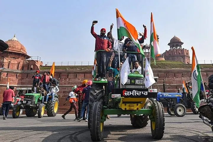 Protesting farmers enter Red Fort, wave flags from ramparts