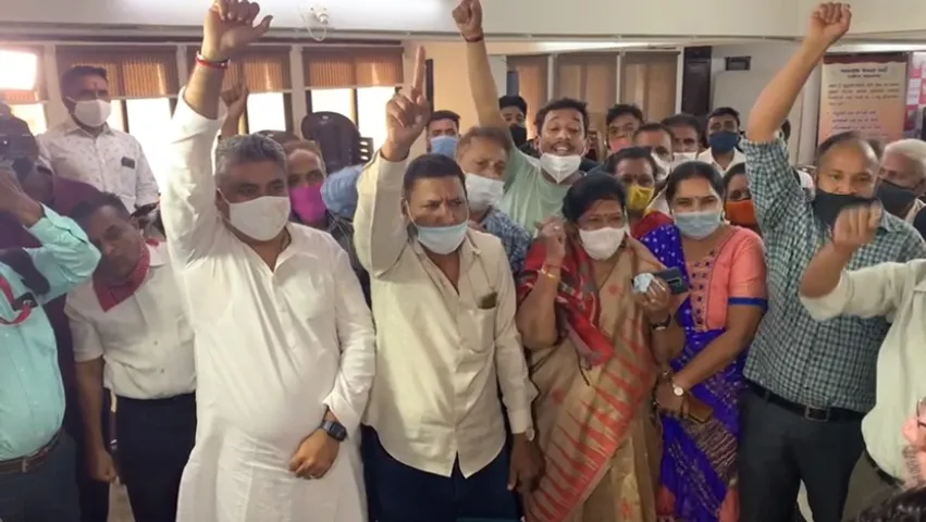Opposition from BJP supporters of Ward 18 in Vadodara over inclusion of Congress councillor into the party