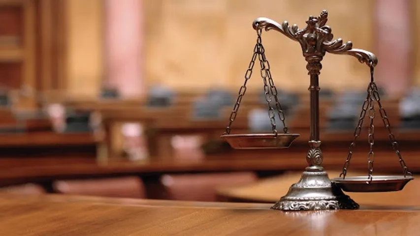 Symbolic fast by Vadodara lawyers demanding to start the court soon