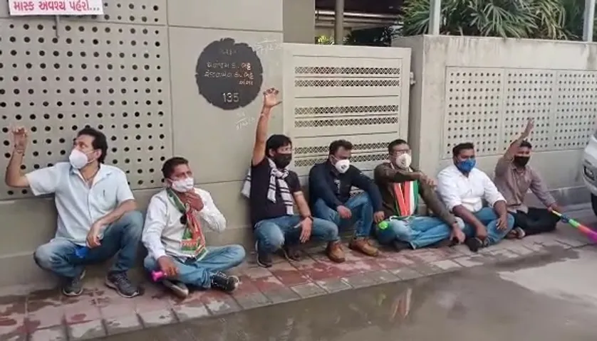 Youth Congress tries to cordon off MP’s house demanding employment for youth