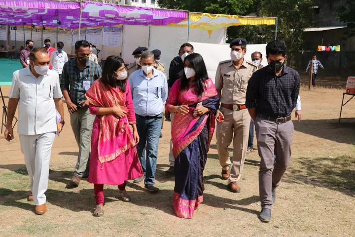 Collector and Chief Electoral Officer Shalini Agarwal inspected the election material dispatch for District-Taluka Panchayats and Savli, Dabhoi and Padra Municipalities